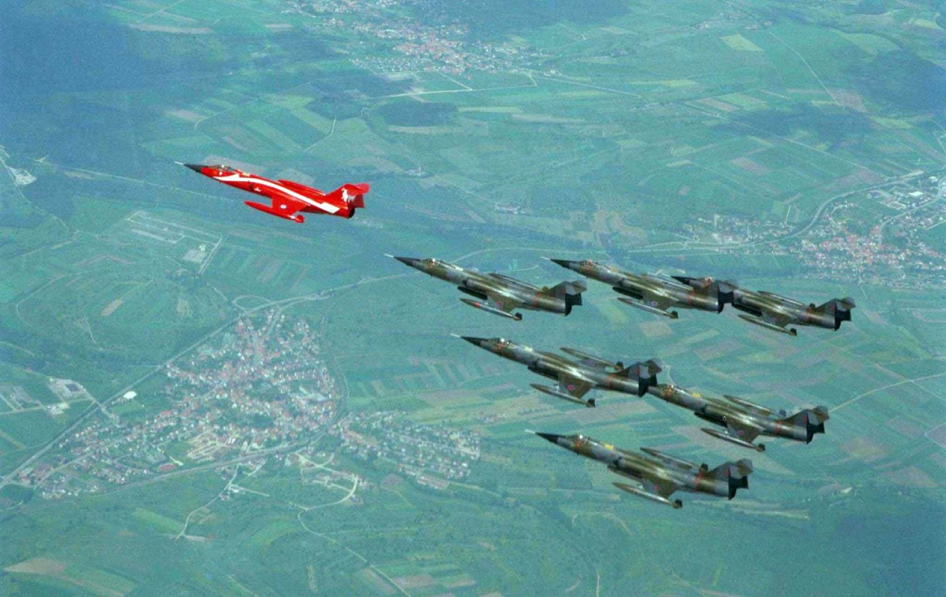 CF-104 Coke Can (104805) & 6 team mates from 421 Squdron at my Canadian Forces Base CFB Baden-Söllingen (EDSB), West Germany